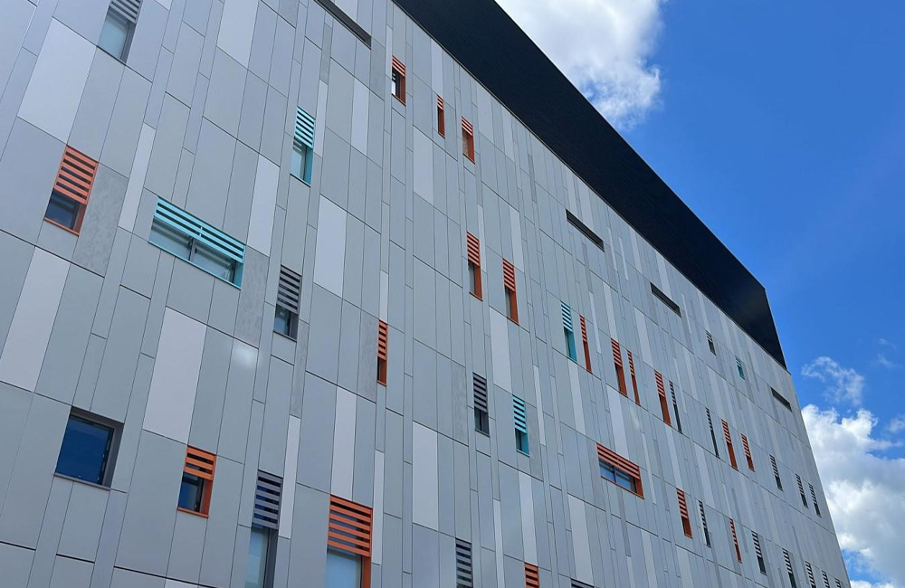 Luton & Dunstable Hospital | Steel Framing Systems | Louvres Systems | Cladding Systems | Glazing | Doors | Projects | Envelis - Envelis
